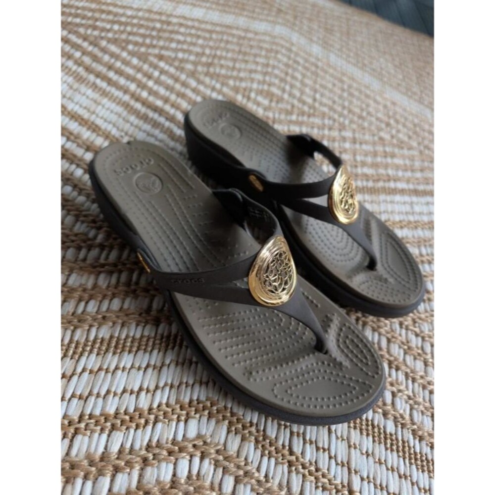 Crocs Sanrah Flip Flop Sandals Size 8